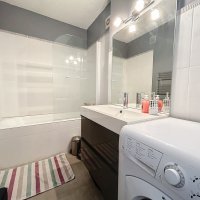 salle de bain avec machine à laver séchante